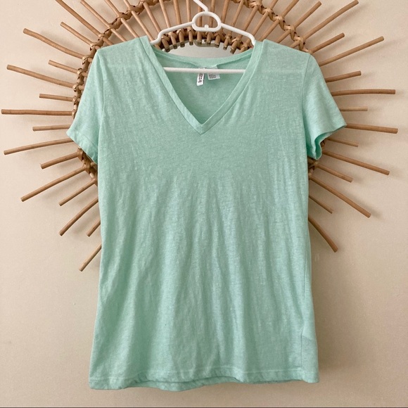 H&M Tops - 5/$25🌟 H&M Divided Mint V-Neck T-Shirt